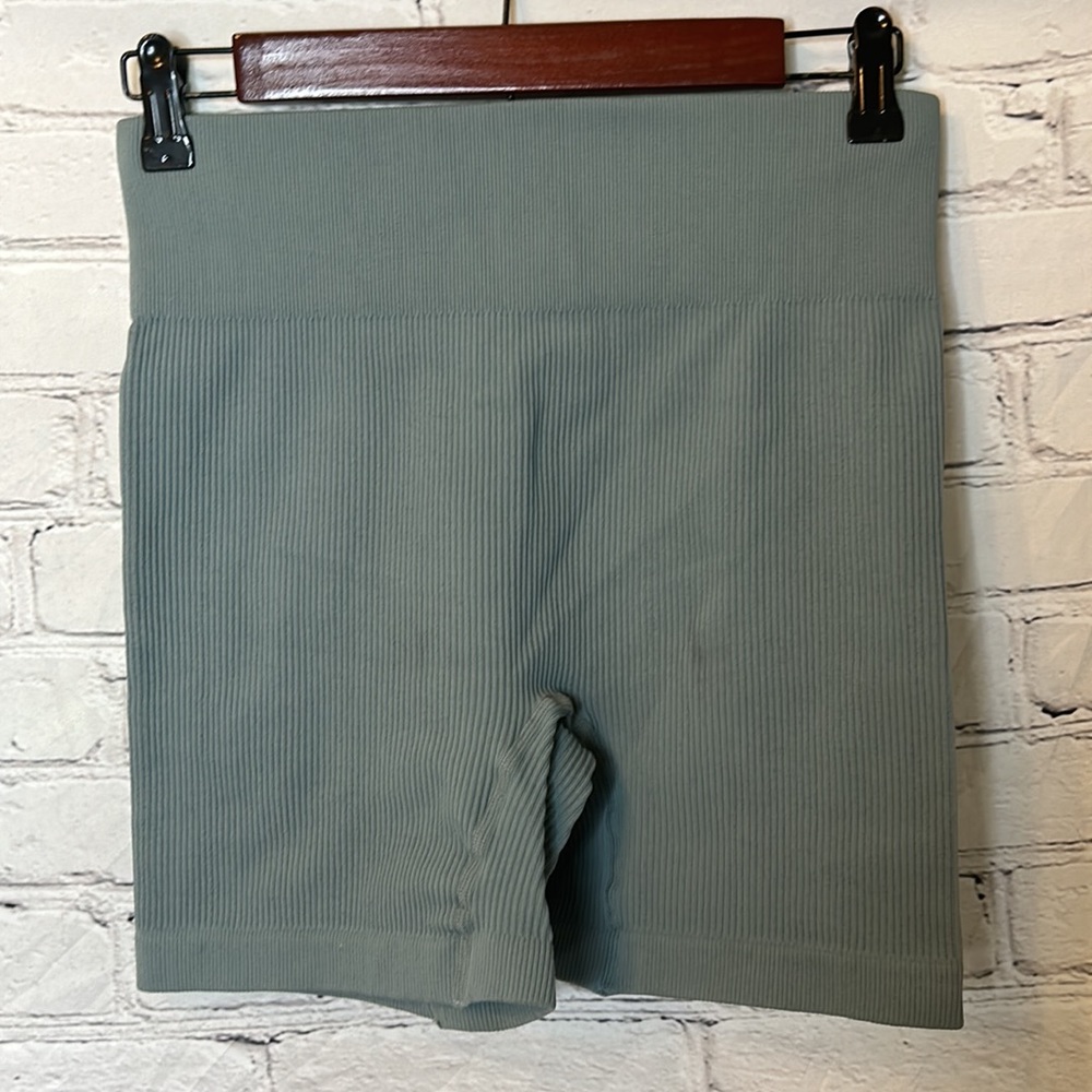 Two-Piece Ribbed Green Exercise Set Size Medium Excellent Condition - Picture 6 of 11
